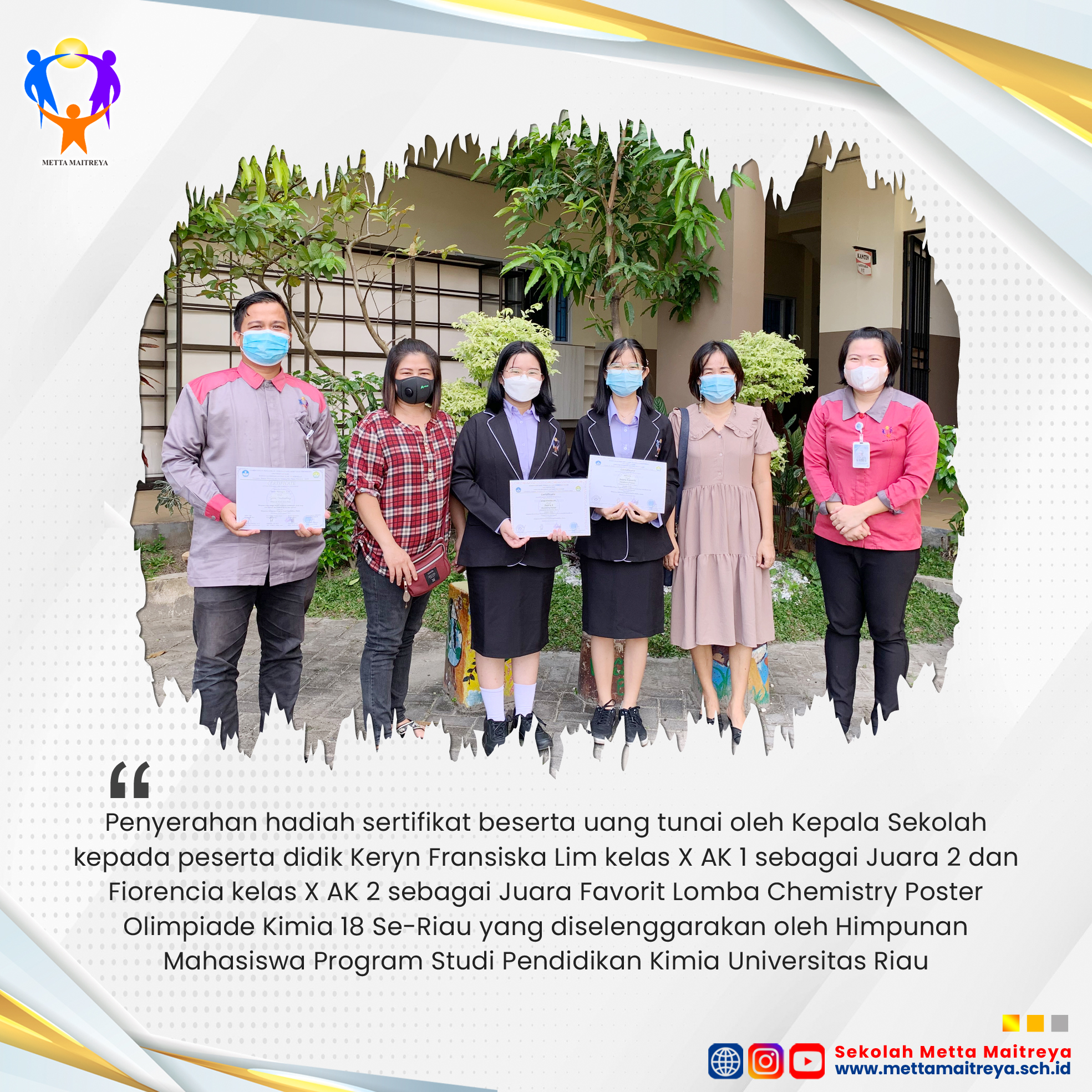 Penyerahan hadiah sertifikat beserta uang tunai oleh Kepala Sekolah kepada peserta didik | SMK METTA MAITREYA